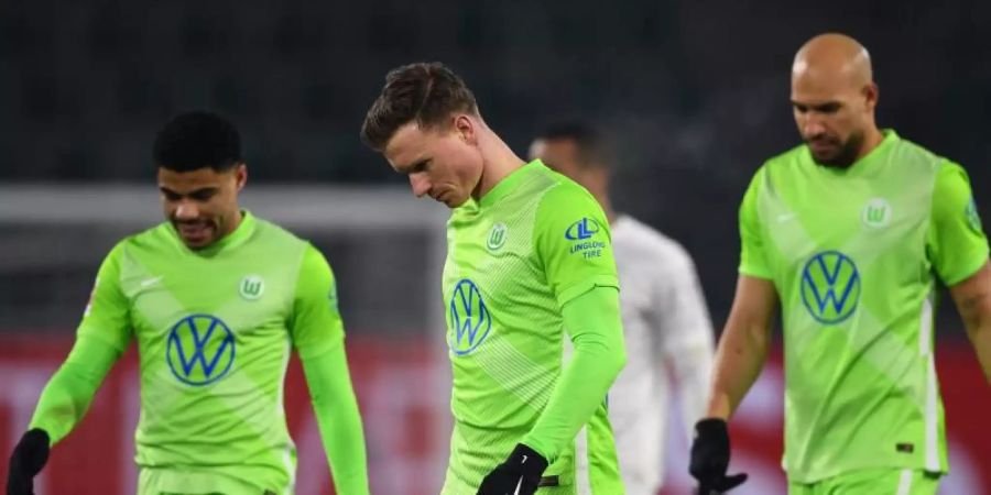 Nach dem 0:0 gegen Borussia Mönchengladbach verlassen Wolfsburgs Spieler Paulo Otávio (l-r), Yannick Gerhardt und John Brooks den Platz. Foto: Swen Pförtner/dpa