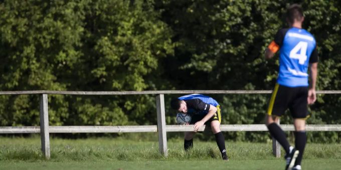 Ein Spieler des Fussballvereins von Oberdiessbach holt einen Ball, während dem 4. Liga Meisterschaftsspiel gegen den FC Allmendingen. (Symbolbild) Oberdiessbach