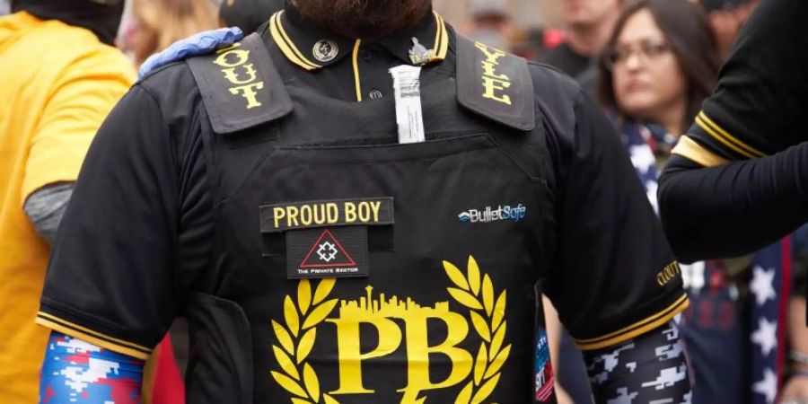 Ein Anhänger der «Proud Boys» Mitte Dezember bei einer Demo für den damaligen US-Präsidenten Trump. Foto: Allison Dinner/ZUMA Wire/dpa