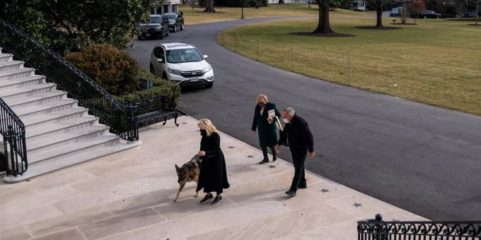 Die First Lady Jill Biden (l) führt ihren Hund Champ ins Weisse Haus. Biden's presidential dogs