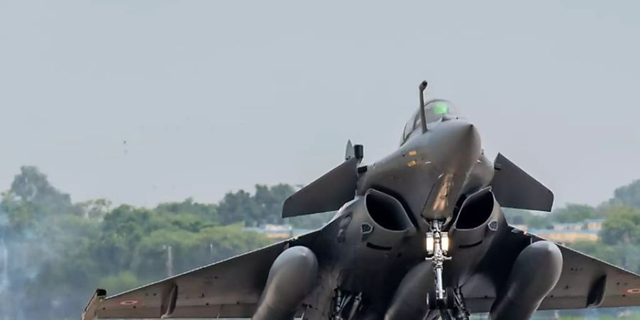 ARCHIV - Ein Rafale-Kampfjet landet auf einem Luftwaffenstützpunkt in Ambala. Foto: Uncredited/Indian Air Force/AP/dpa - ACHTUNG: Nur zur redaktionellen Verwendung und nur mit vollständiger Nennung des vorstehenden Credits