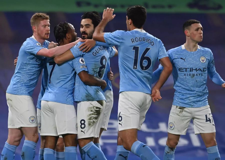 Die City-Spieler bejubeln das 1:0 durch Iklay Gündogan.