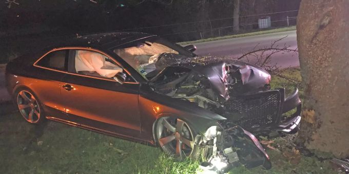 Der Autofahrer wurde verletzt und musste ins Spital gebracht werden.