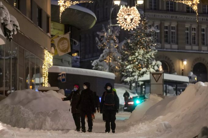 St. Moritz am Samstag, 5. Dezember: Passenten gehen bei Schneefall durch die verschneite Innenstadt. Schnee in der Schweiz