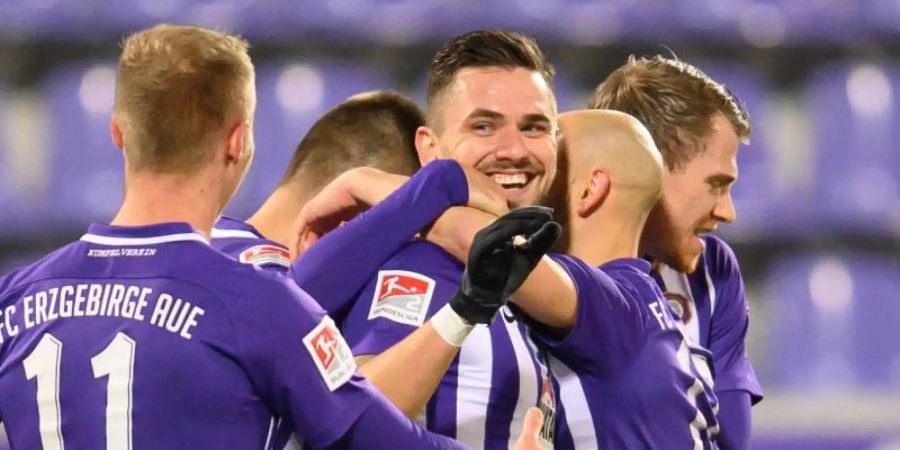 Der FC Erzgebirge Aue setzte sich zu Hause gegen den KSC durch. Foto: Robert Michael/dpa-Zentralbild/dpa