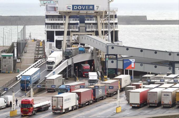 Lastwagen fahren im Hafen von Dover von einer Fähre. Zwei Wochen vor dem endgültigen Austritt Grossbritanniens aus den EU-Institutionen ist bereits der Druck an der wichtigen Handelsroute über den Ärmelkanal zu spüren. Die Häfen in Grossbritannien sind wegen des Brexit bereits seit Wochen überlastet. Foto: Gareth Fuller/PA Wire/dpa +++ dpa-Bildfunk +++ Brexit - Dover