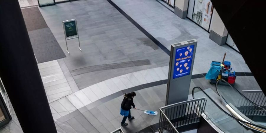 Reinigungskraft in einer Mall
