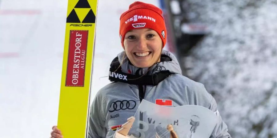 Glaubt, dass sie «noch bei einer Vierschanzentournee starten darf»: Katharina Althaus. Foto: Robert Michael/dpa-Zentralbild/dpa
