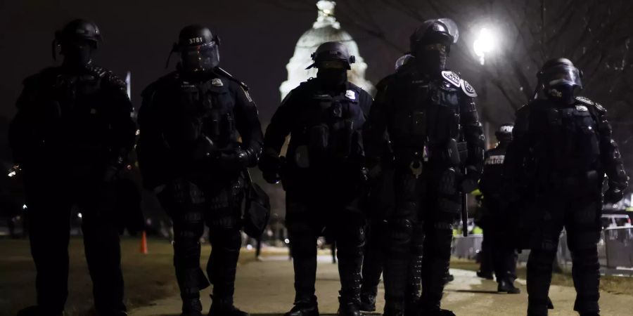 Police secure US Capitol as congress counts electoral college votes after protests