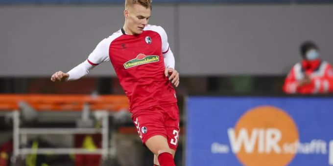Kann die hohen Ablösen und Gehälter im Profifussball nicht nachvollziehen: Freiburg-Profi Philipp Lienhart. Foto: Tom Weller/dpa