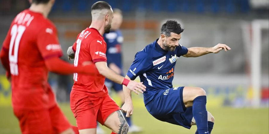 Zürichs Blerim Dzemaili (r.) versucht sich zu behaupten.