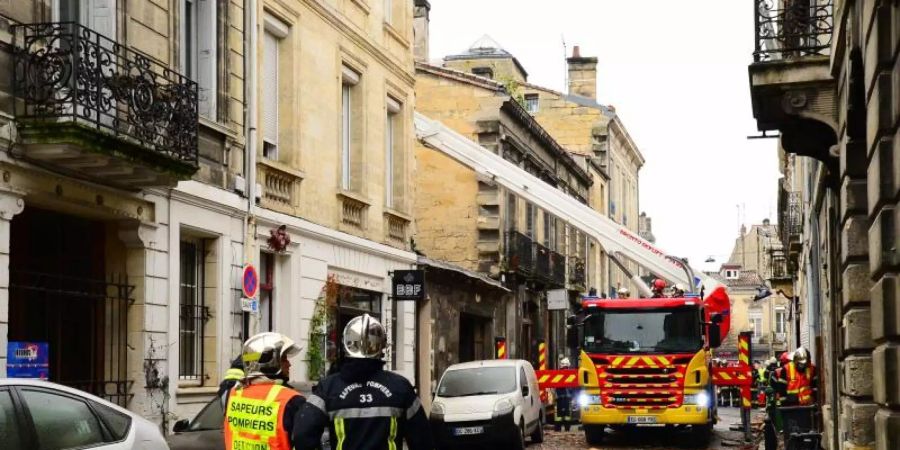 Feuerwehrleute sind nach der Explosion im Viertel Chatrons im Einsatz. Foto: Mehdi Fedouach/AFP/dpa