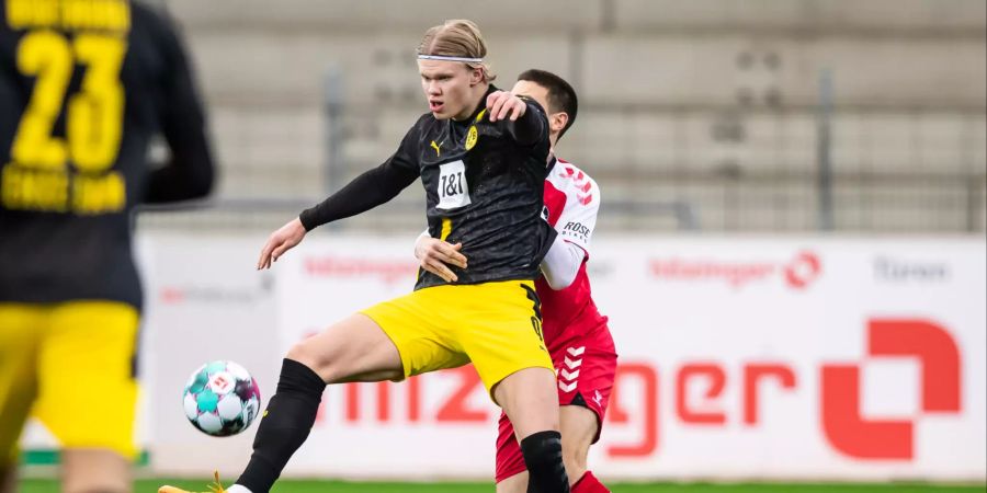 Erling Haaland (l.) hat mit Dortmund gegen Freiburg das Nachsehen.