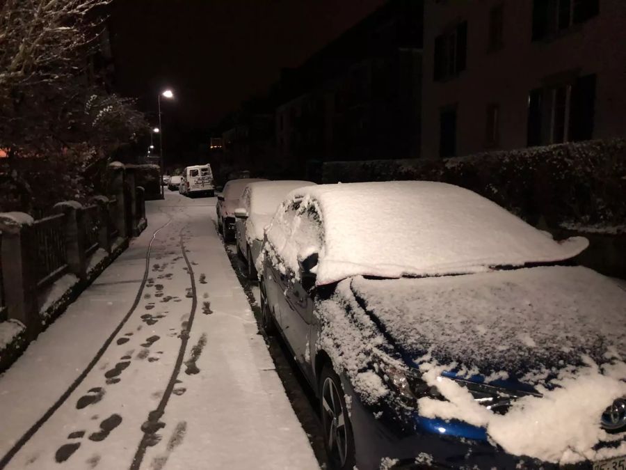 In der Stadt Bern hat es am Montagmorgen einigen Neuschnee.