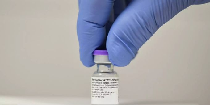 Corona-Impfdosis von Biontech. coronaviurs