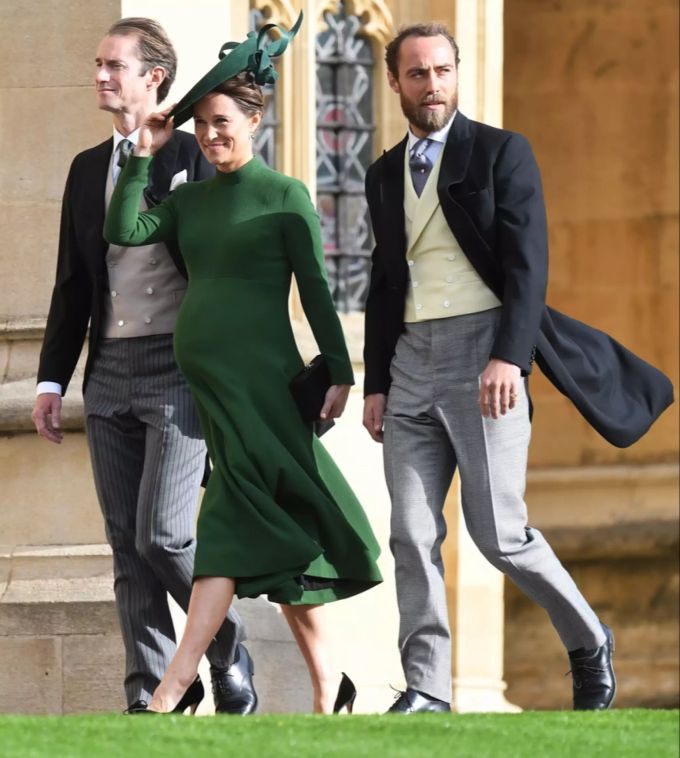 Pippa Middleton war schwanger bei der Hochzeit von Prinzessin Eugene 2018. Rechts neben ihr geht ihr Bruder James Middleton. pippa middleton