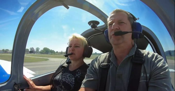 «Bauer sucht Frau»: Beim Landeanflug krallt sich Tatjana an Rüdiger. «Bauer sucht Frau»