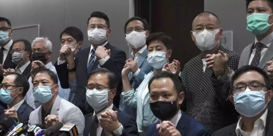 Aus Protest gegen den Rauswurf von vier Abgeordneten aus dem Hongkonger Parlament haben ein Grossteil der Mitglieder des demokratischen Lagers ihren Rücktritt angekündigt. Foto: Vincent Yu/AP/dpa