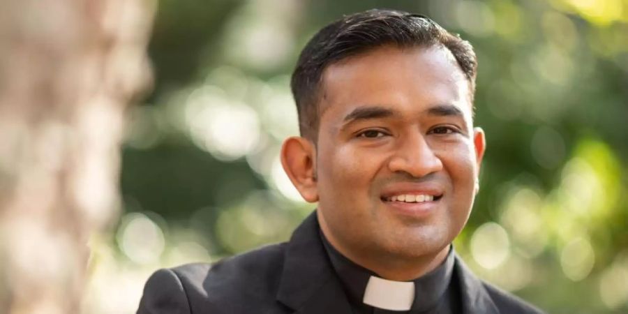 Pfarrer Regamy Thillainathan dachte zunächst an einen Scherz, dann aber war tatsächlich der Papst am Telefon. Foto: Marius Becker/dpa