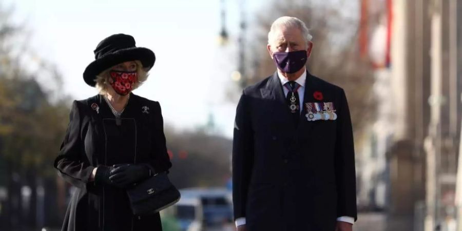 Prinz Charles und seine Ehefrau Camilla vor der Neuen Wache in Berlin. Foto: Christian Mang/Reuters/Pool/dpa