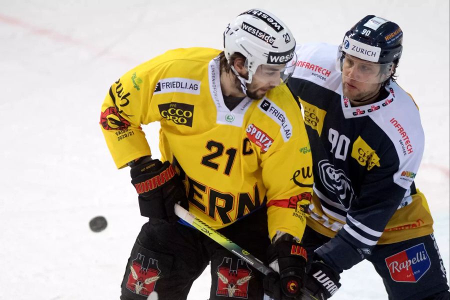 Bern-Captain Simon Moser (l.) wird von Ambri-Verteidiger Jannik Fischer (r.) bedrängt.