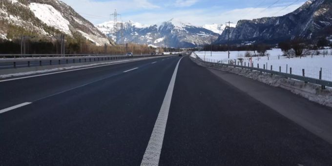 Die Nordspur der Autobahn A13 nach der Wildüberführungsbrücke.