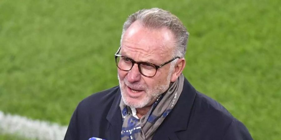 Bayern-Vorstandsvorsitzender Karl-Heinz Rummenigge gibt vor dem Spiel gegen Borussia Dortmund ein Interview. Foto: Martin Meissner/Pool AP/dpa