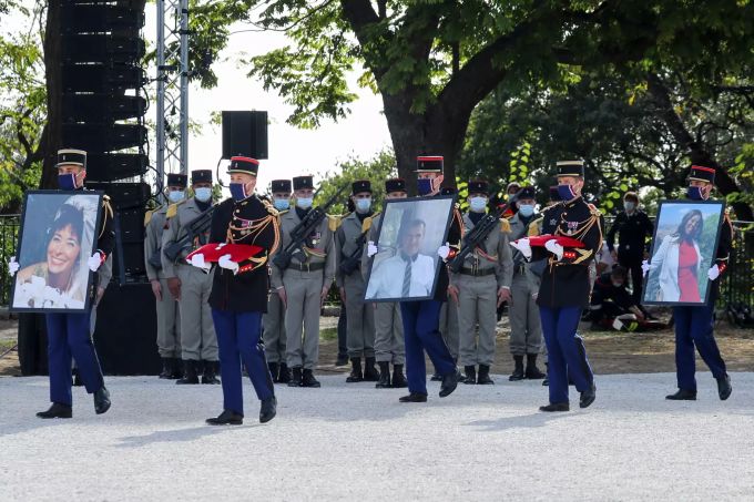 Die Republikanische Garde trägt die Porträts der Opfer Nadine Devillers (l-r), Vincent Loques und der Brasilianerin Simone Barreto Silva, im Rahmen einer Gedenkzeremonie nach dem tödlichen Messerangriff in Nizza. Nizza