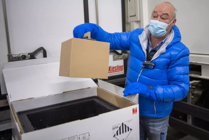 Eine Sendung der Corona-Impfdosen in der Armeeapotheke. Armeeapotheke Impfung Coronavirus