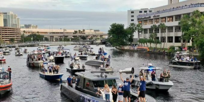 Wie NHL-Gewinner Tampa Bay Lightning im September 2020 wollen auch die Buccaneers ihren Triumph mit einer Bootsparade feiern. Super Bowl