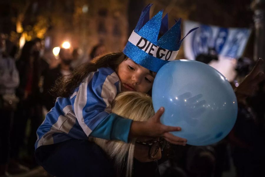 Auch die ganz Kleinen trauern um den grossen Diego Maradona.