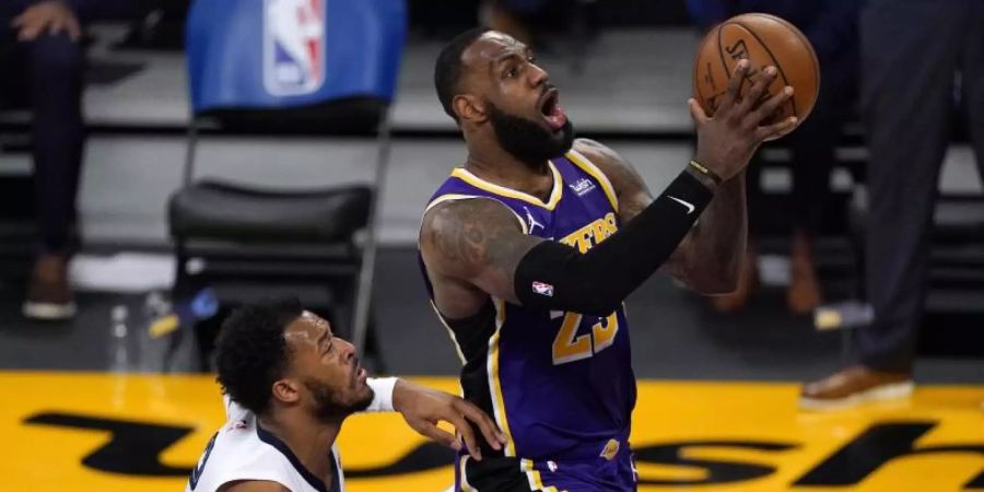 LeBron James (r) von den Lakers geht mit dem Ball zum Korb. Foto: Mark J. Terrill/AP/dpa