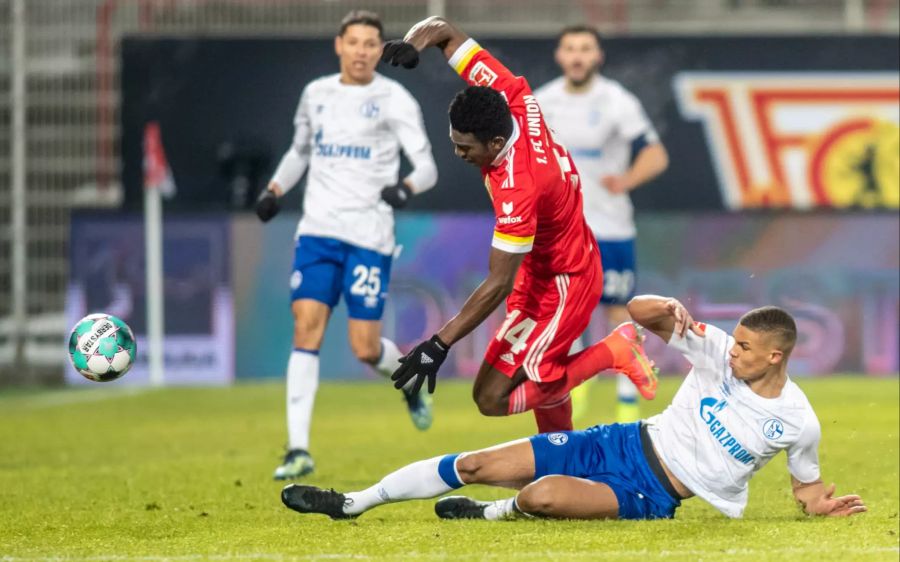 Taiwo Awoniyi vergibt die beste Chance der ersten Halbzeit für Union Berlin.