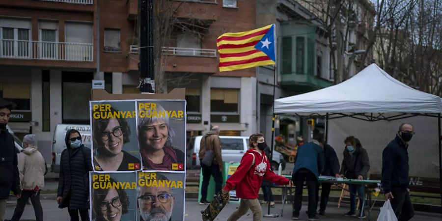 Wahlplakate mit Porträts der Kandidaten für die Regionalwahlen in Barcelona. Foto: Emilio Morenatti/AP/dpa