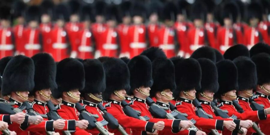 Die Grenadier Guards sind Teil des britischen Militärs, das in den kommenden Jahren deutlich schrumpfen soll. Foto: Dominic Lipinski/PA Wire/dpa/Archivbild
