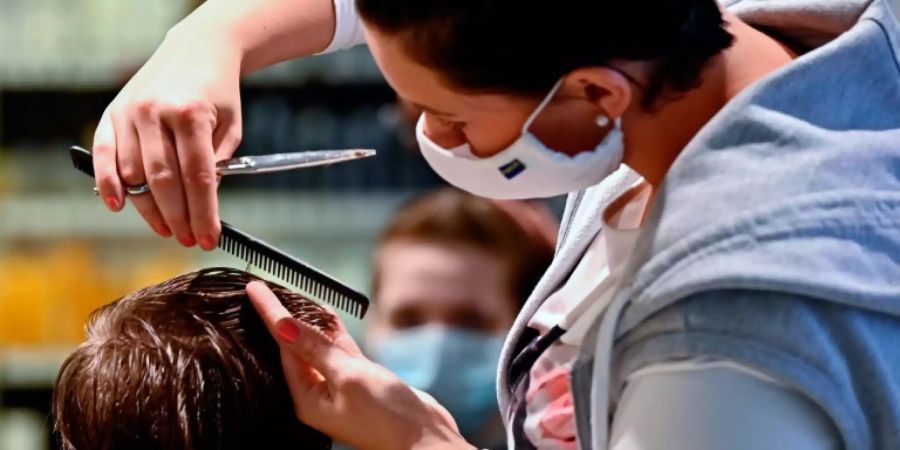 Friseurin mit einem Kunden