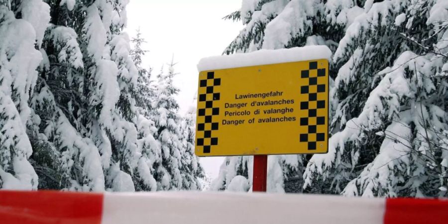 In Teilen der Alpen herrschte am Donnerstag sehr grosse Lawinengefahr. Es handelt sich dabei um die höchste der fünf Gefahrenstufen. Auch sehr grosse spontane Lawinen sind möglich. (Archivbild)