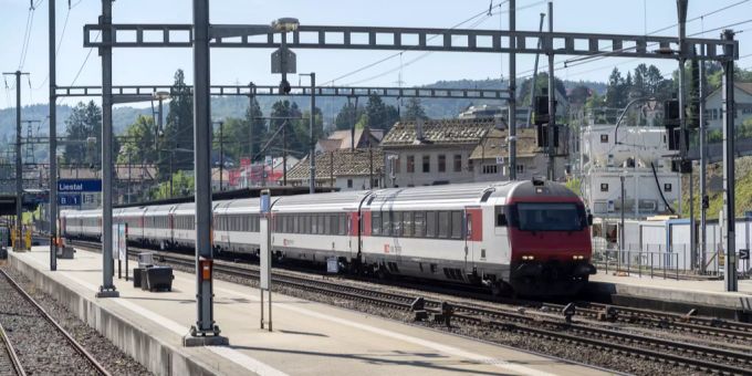 Zugdurchfahrt am Bahnhof der Gemeinde Liestal (BL). Zugdurchfahrt am Bahnhof der Gemeinde Liestal (BL).