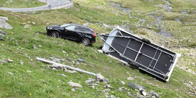 Wohnwagengespann in der Endlage Motorradunfall