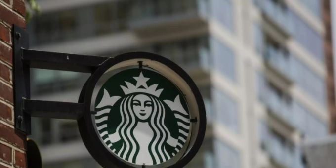 Starbucks betreibt weltweit tausende Cafés. Starbucks