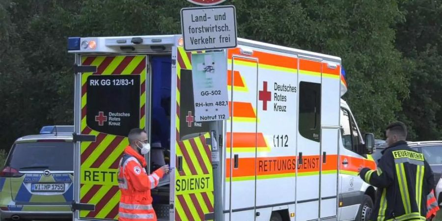 Rettungskräfte stehen am Ufer des Rheins bei Trebur. Foto: Allexander Kreutz tv News/dpa