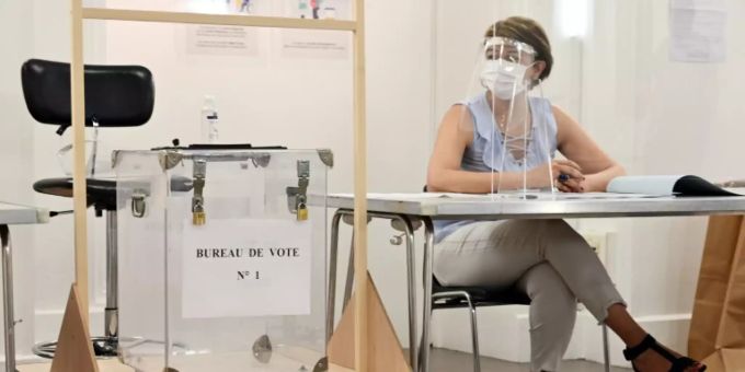 Masken und Schutzschilde bei Frankreichs Kommunalwahlen Masken und Schutzschilde bei Frankreichs Kommunalwahlen