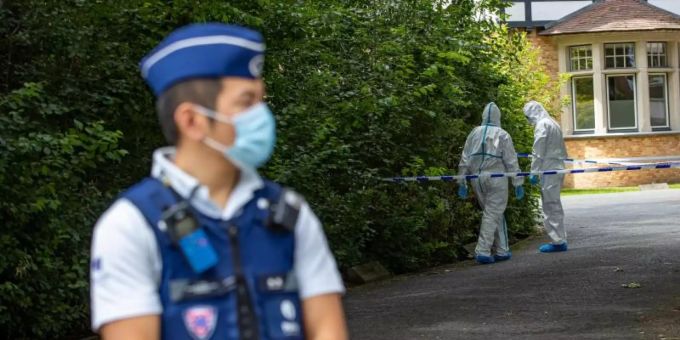 Polizisten in Schutzanzügen am Tatort in der belgischen Stadt Brügge. Foto: Kurt Desplenter/BELGA/dpa Polizisten in Schutzanzügen am Tatort in der belgischen Stadt Brügge. Foto: Kurt Desplenter/BELGA/dpa