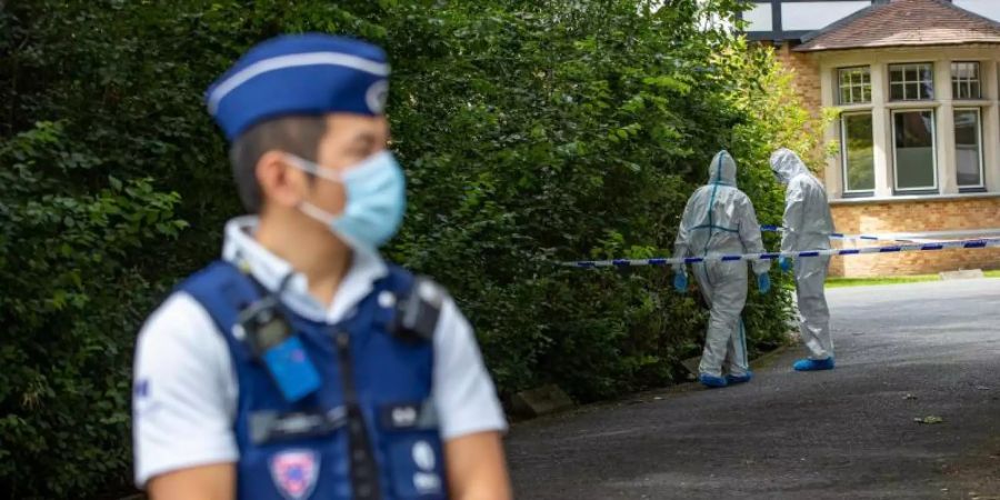 Polizisten in Schutzanzügen am Tatort in der belgischen Stadt Brügge. Foto: Kurt Desplenter/BELGA/dpa