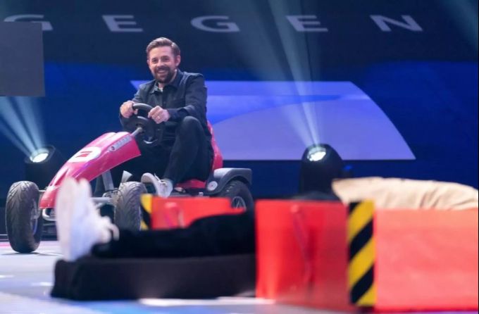 Klaas fährt mit einem Go-Kart über seinen Kollegen Joko. joko