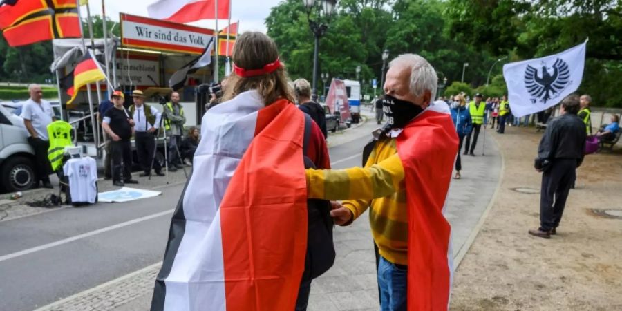 Demonstranten mit Flaggen des Deutschen Kaiserreichs