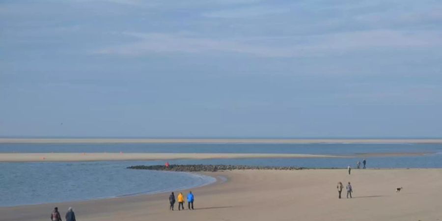 Der weite Strand der Insel Borkum. Foto: Andreas Heimann/dpa