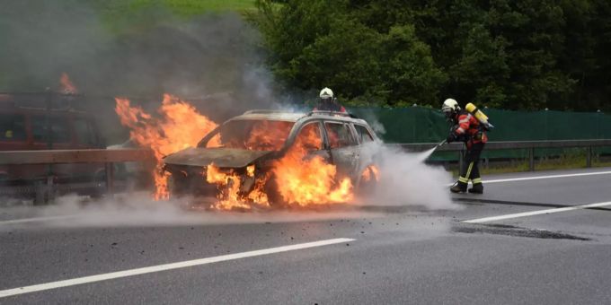 Splügen GR: Fahrzeugbrand verursacht Staubildung