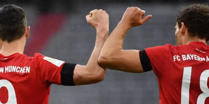 Bayerns Leon Goretzka (r) jubelt nach seinem Tor zur 1:0-Führung gegen Eintracht Frankfurt mit Stürmer Robert Lewandowski. Foto: Andreas Gebert/Reuters-Pool/dpa Bayerns Leon Goretzka (r) jubelt nach seinem Tor zur 1:0-Führung gegen Eintracht Frankfurt mit Stürmer Robert Lewandowski. Foto: Andreas Gebert/Reuters-Pool/dpa