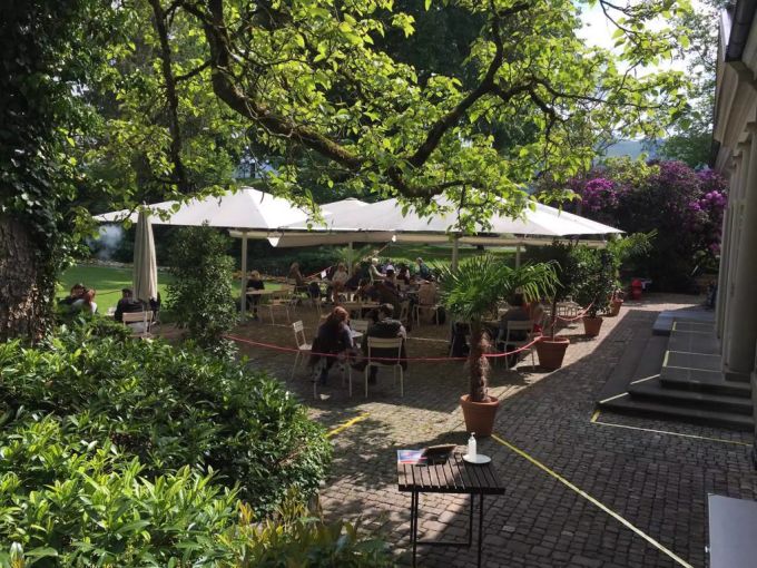 Das Parkcafé in der Elfenau verfügt über eine grosse Terrasse. parkcafe elfenau